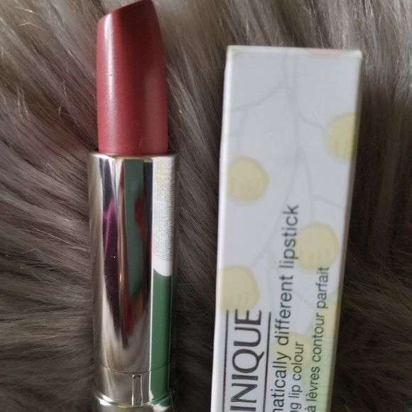CLINIQUE DRAMATICALLY LIPSTICK - Picture 1 of 4